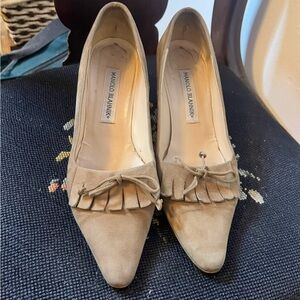 Manolo Blahnik EU 37.5 US 7.5 Tan Suede Kitten Heels Fringe Lace Bow